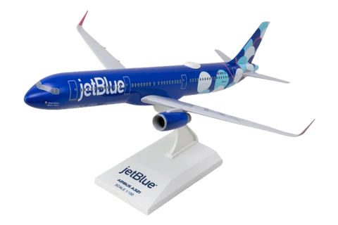 Model airplane of a JetBlue aircraft on a white background